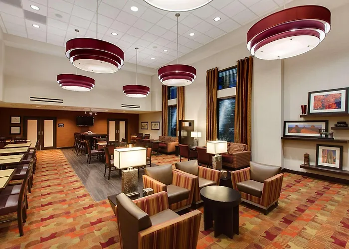 Hotel Hampton & Phoenix Fashion Center