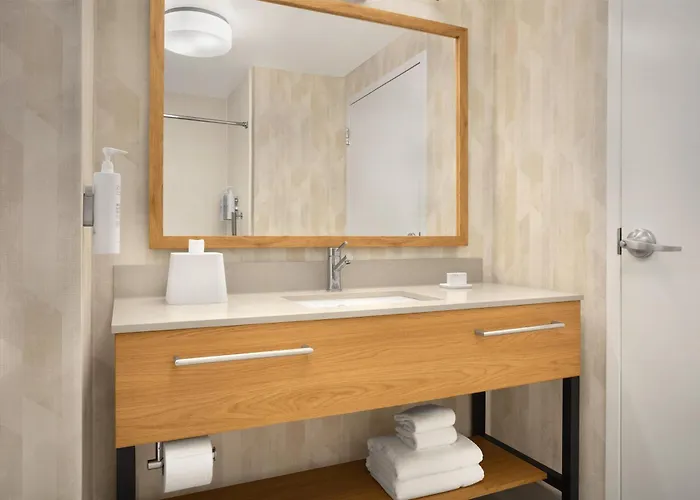 Hampton & Phoenix Fashion Center Hotel